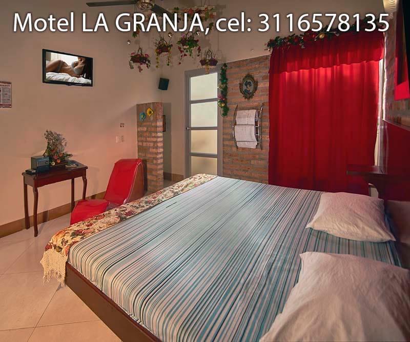 Habitación con detalles románticos y lámparas