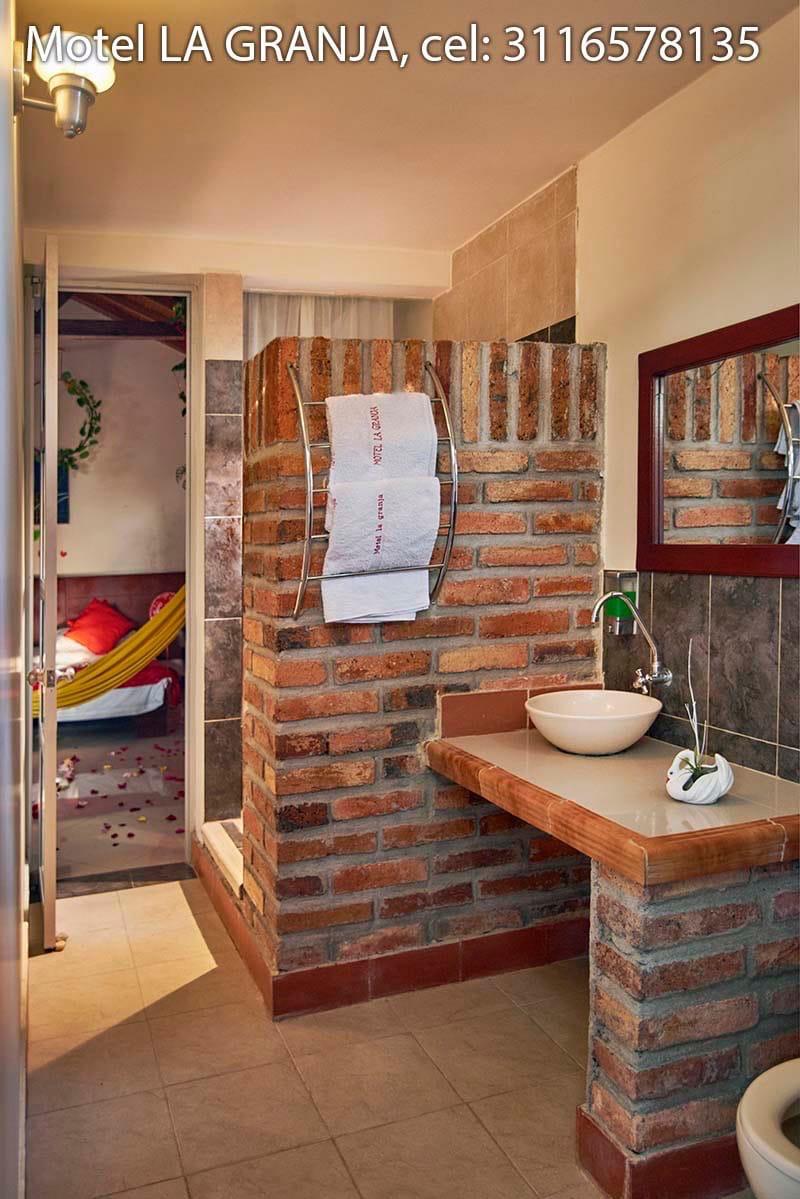 Habitación con ducha, diseño elegante y comodidad