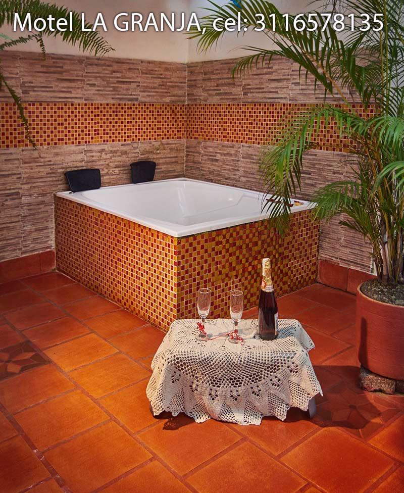 Baño con jacuzzi y ambiente relajante